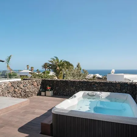 Villa Causel - Luxury With Hot Tub Puerto del Carmen (Lanzarote)