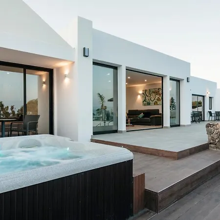 Causel - Luxury With Hot Tub Puerto del Carmen (Lanzarote)