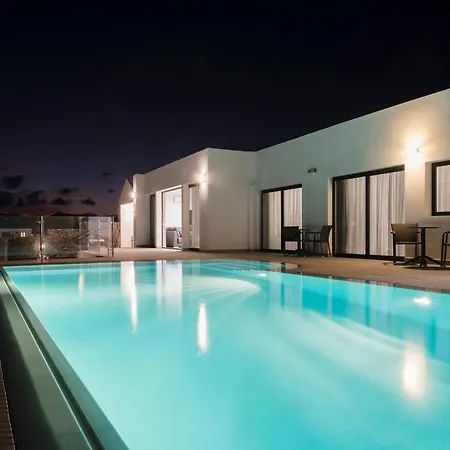 Causel - Luxury With Hot Tub Puerto del Carmen (Lanzarote)