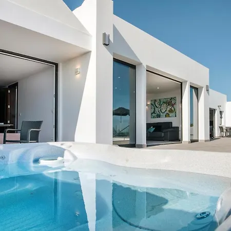 Causel - Luxury With Hot Tub Villa *