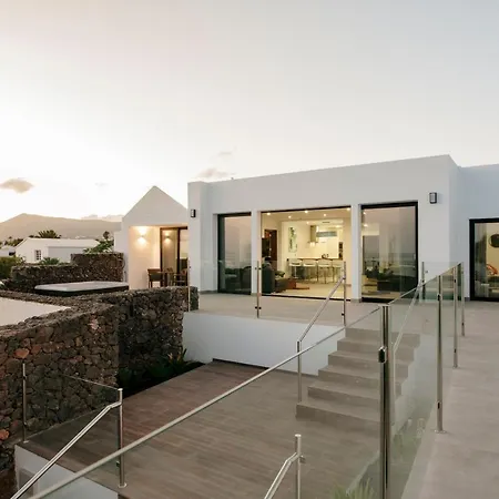 Causel - Luxury With Hot Tub Puerto del Carmen (Lanzarote)