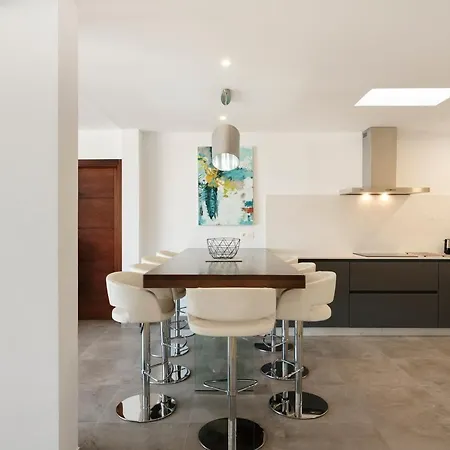 Villa Causel - Luxury With Hot Tub Puerto del Carmen (Lanzarote)