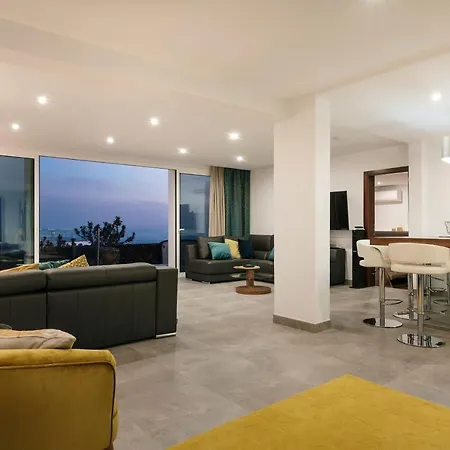 Villa Causel - Luxury With Hot Tub Puerto del Carmen (Lanzarote)
